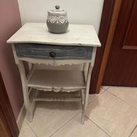 comodino in stile “shabby chic”