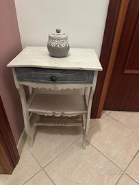 comodino in stile “shabby chic”