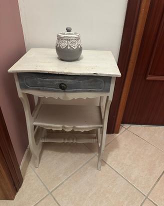 comodino in stile “shabby chic”