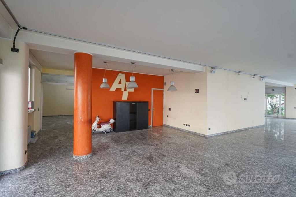 Immobile di 208 m² con 1 locale a Bergamo - Altro