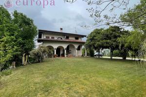 Grande villa singola con ampio giardino