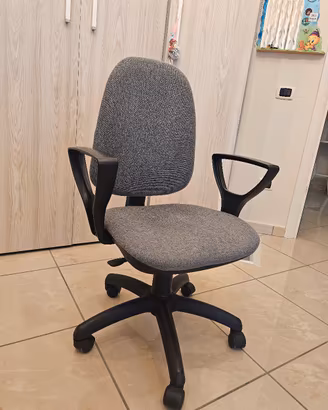 Sedia da ufficio ergonomica grigia 