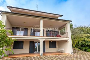 VILLA LIBERA SU 4 LATI ZONA COLLINARE