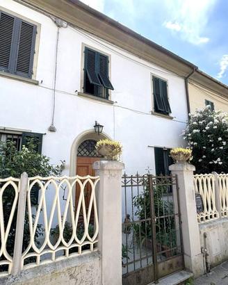 Villa di 240 m² con più di 5 locali e box auto dop