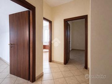 3 LOCALI A SAN GIOVANNI LA PUNTA