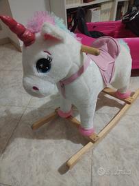 dondolo in legno unicorno