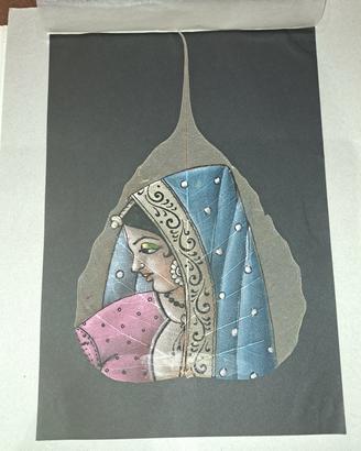 pittura tradizionale indiana di donna su foglia