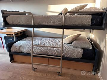 Letto a castello, scrivania, cassettiera, mensole