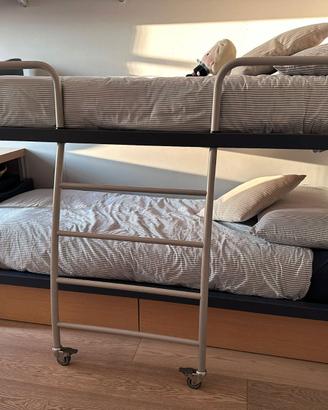 Letto a castello, scrivania, cassettiera, mensole