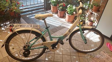 Bicicletta ragazzina bianca e azzurra 