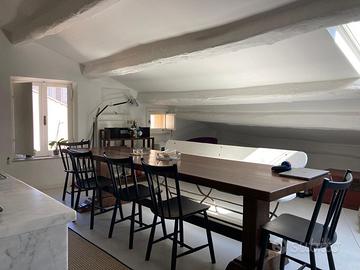 Tavolo in legno massiccio