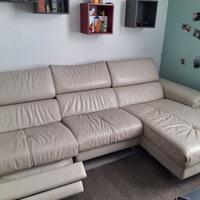 Divano in pelle bianca .Poltrone e sofà