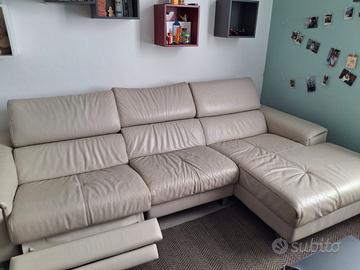 Divano in pelle bianca .Poltrone e sofà