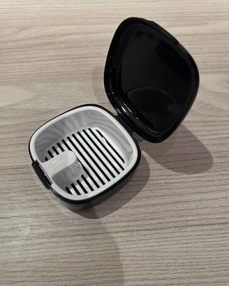 Porta apparecchio dentale con griglia e coperchio