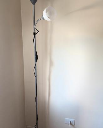 Lampada da terra con luce da lettura