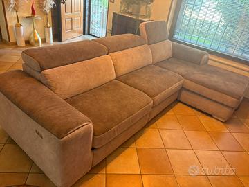 Divano chaise longue e due posti relax reclinabili