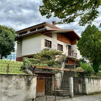 AMPIA CASA INDIPENDENTE CON GIARDINO E GARAGE!