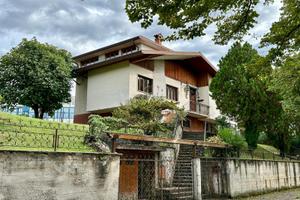 AMPIA CASA INDIPENDENTE CON GIARDINO E GARAGE!