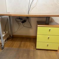 Scrivania in legno pieno con cassettiera – ottime