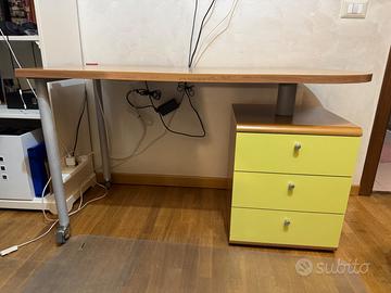 Scrivania in legno pieno con cassettiera – ottime