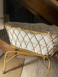 Culla vintage in rattan e vimini