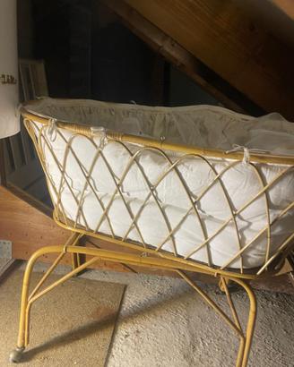 Culla vintage in rattan e vimini