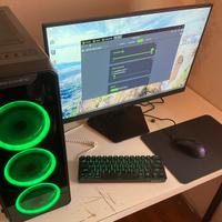 Pc gaming con monitor mouse e tastiera
