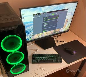 Pc gaming con monitor mouse e tastiera