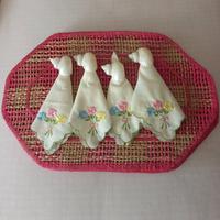 Tovagliette in vimini 45x30 e tovaglioli ricamati