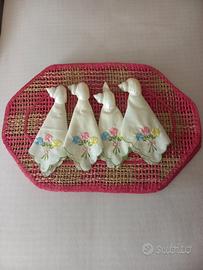 Tovagliette in vimini 45x30 e tovaglioli ricamati