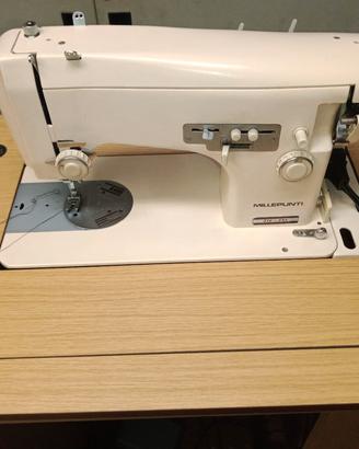 Macchina da cucire Necchi 