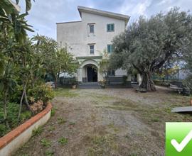 Villa Indipendente Su 3 Livelli + Giardino Aretina