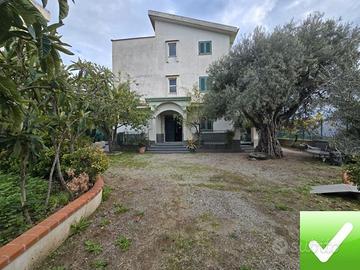 Villa Indipendente Su 3 Livelli + Giardino Aretina