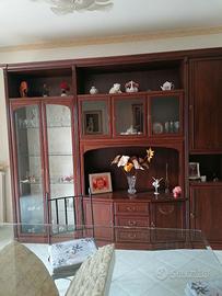 Credenza e tavolo con sedie
