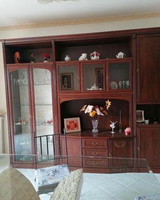 Credenza e tavolo con sedie