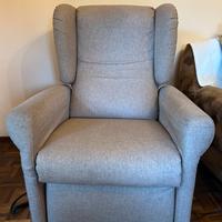 Poltrona per anziani a due motori