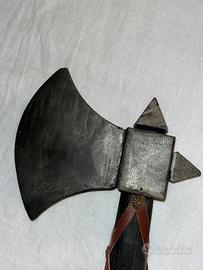 Riproduzione ascia antica, Legno e cuoio