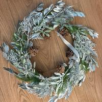 Ghirlanda natalizia con foglie argentate