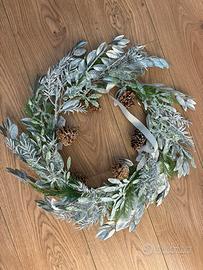 Ghirlanda natalizia con foglie argentate