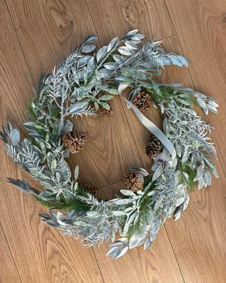Ghirlanda natalizia con foglie argentate