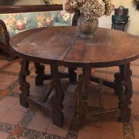 Coppia di tavoli a mezzaluna in noce