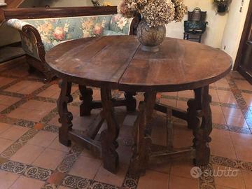 Coppia di tavoli a mezzaluna in noce