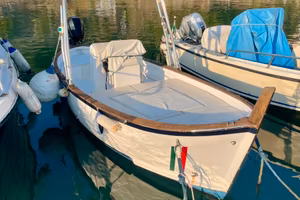 Gozzo in vetroresina 5 metri con ampio prendisole