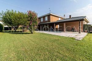 Villa di 294 m² con più di 5 locali e box auto a C