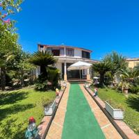 Villa 9 vani con giardino di 360 mq - bellona