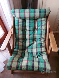 Poltrona in legno relax con cuscino a quadrettoni
