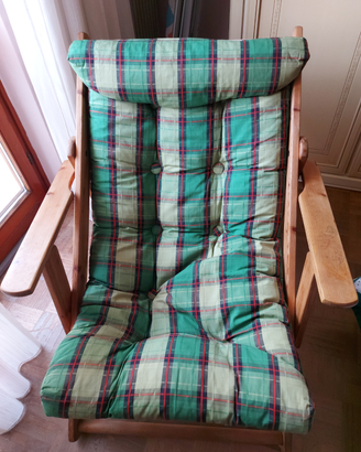 Poltrona in legno relax con cuscino a quadrettoni