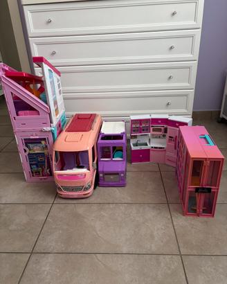 Casa, camper, street food e armadio di Barbie