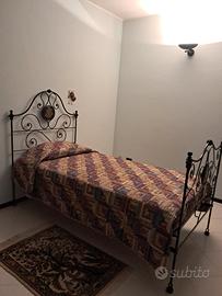 Ampio letto singolo in ferro battuto epoca 800