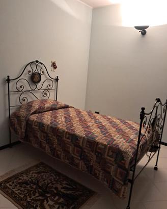 Ampio letto singolo in ferro battuto epoca 800
